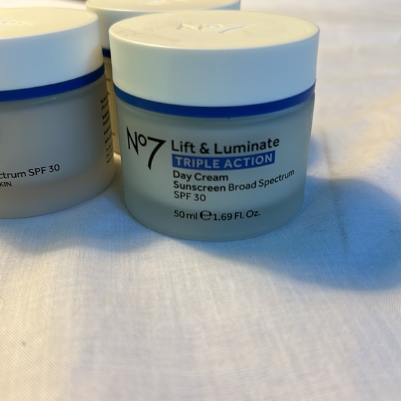Lift & Luminate Triple Action Day Cream - White and Blue - Picture 11 of 11
